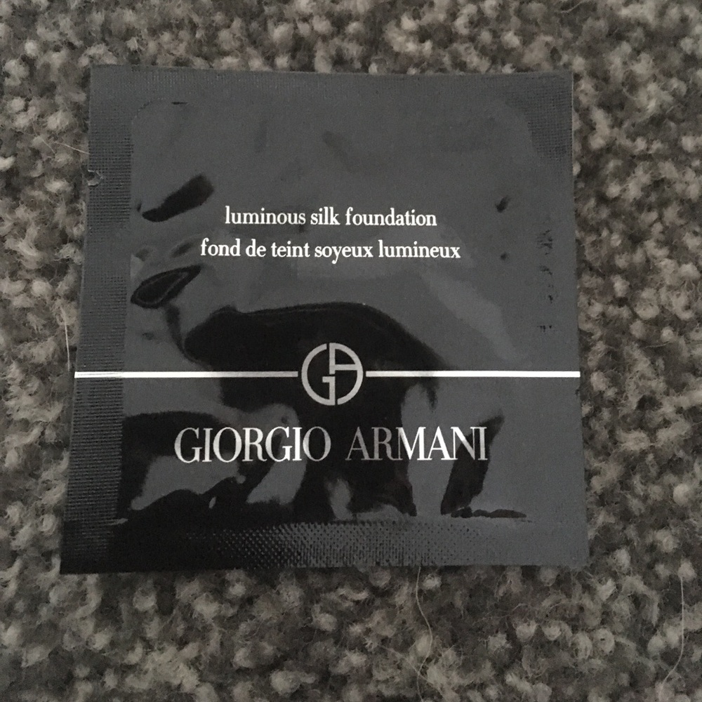 2 samples Giorgio Armani Luminous Silk 5.5